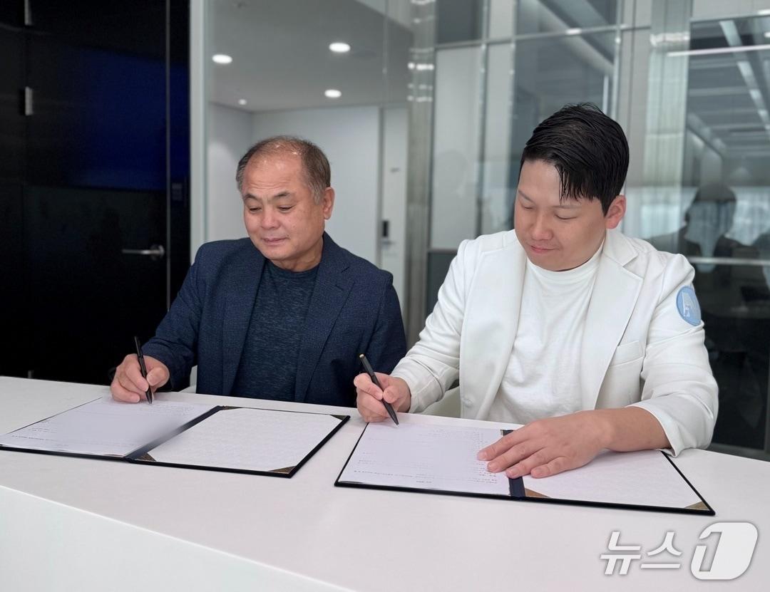 본문 이미지 - 임덕호 넬동물의료센터 원장(오른쪽)과 정종욱 에이티센스 대표는 25일 업무협약을 맺었다(동물병원 제공). ⓒ 뉴스1