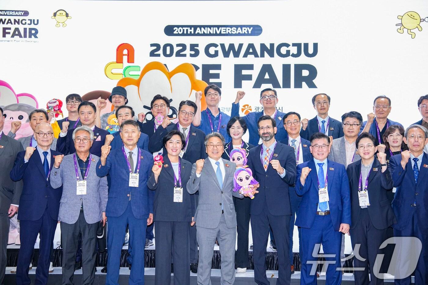 강기정 광주시장이 28일 김대중컨벤션센터에서 열린 국내 최대 문화콘텐츠 전문 전시회인 &#39;2025 광주 에이스 페어&#39;&#40;ACE Fair&#41; 개막식에 참석해 참석자들과 기념촬영을 하고 있다.&#40;광주시 제공. 재판매 및 DB 금지&#41; 2025.8.28/뉴스1 