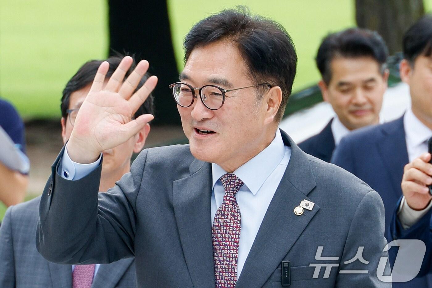 우원식 국회의장이 28일 서울 여의도 국회 독립기억광장에서 2025년도 국회 대학&#40;원&#41;생 아카데미 참석자들과 대화를 위해 입장하고 있다. 2025.8.28/뉴스1 ⓒ News1 안은나 기자