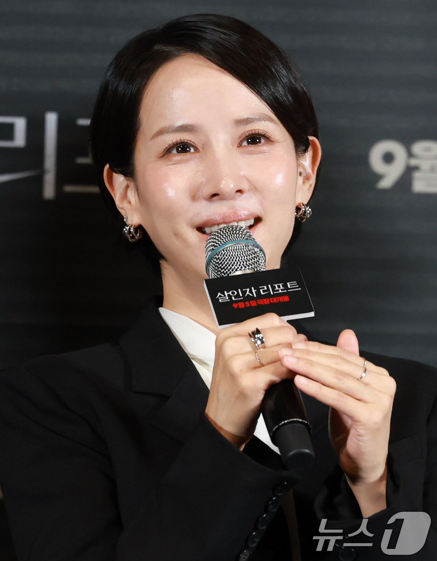 본문 이미지 - 배우 조여정이 28일 서울 용산구 CGV용산아이파크몰에서 열린 영화 '살인자 리포트‘(감독 조영준) 언론시사회 및 기자간담회에 참석해 취재진 질문에 답하고 있다. '살인자 리포트'는 특종에 목마른 베테랑 기자 선주(조여정 분)에게 정신과 의사 영훈(정성일 분)이 연쇄살인을 고백하는 인터뷰를 요청하면서 벌어지는 이야기를 담은 작품이다. 2025.8.28/뉴스1 ⓒ News1 권현진 기자