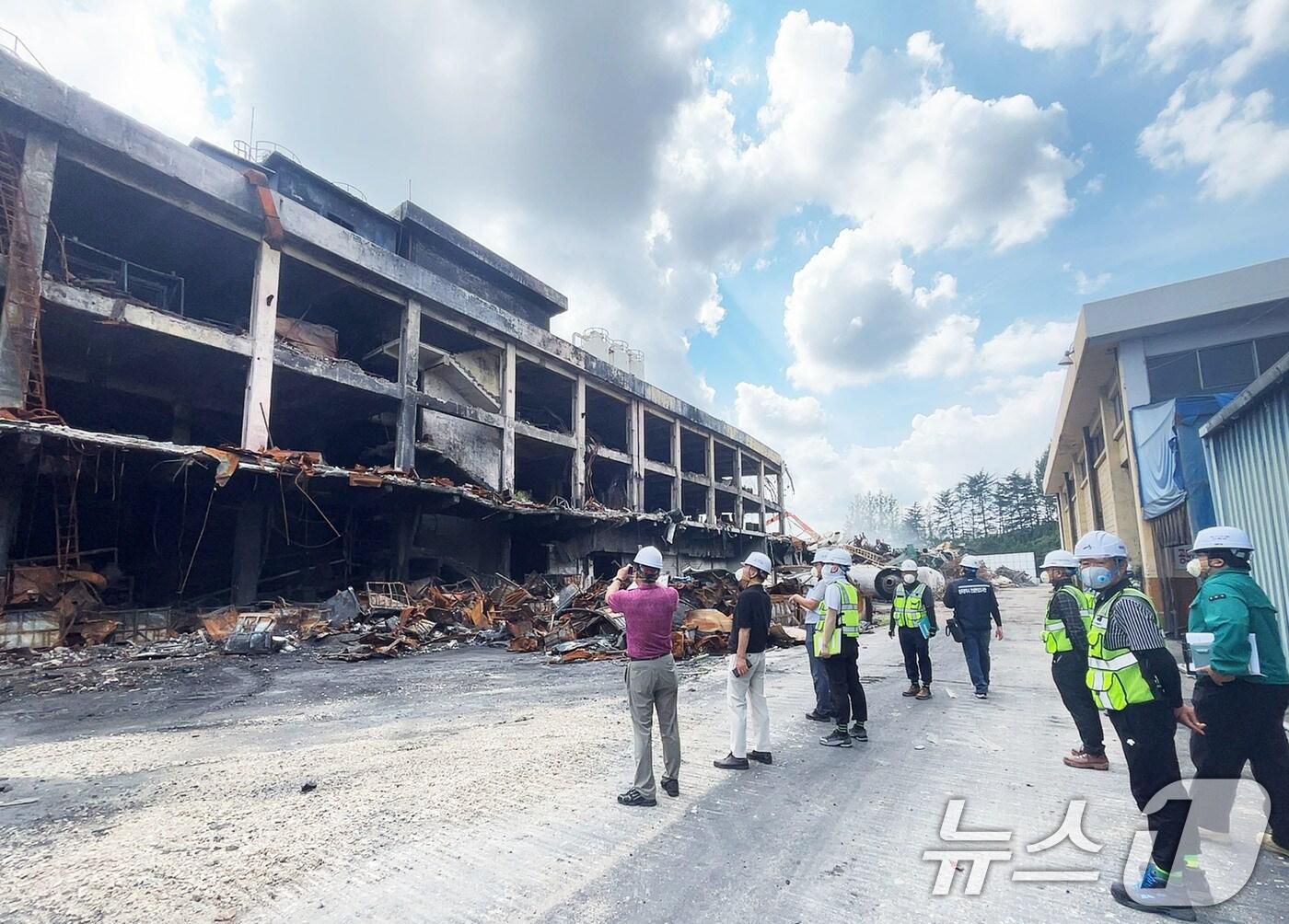 본문 이미지 - 광주시 관계자들이 자치구, 건축안전 자문단과 함께 28일 화재 피해로 해체 작업 중인 금호타이어 광주공장 정련반 해체 현장에서 기획점검을 실시하고 있다.&#40;광주시 제공. 재판매 및 DB 금지&#41; 2025.8.28/뉴스1