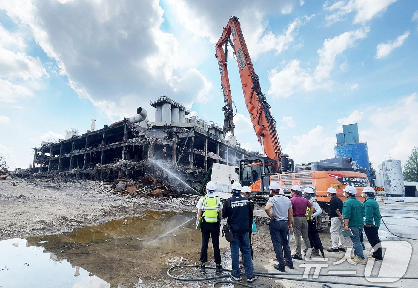광주시 관계자들이 자치구, 건축안전 자문단과 함께 지난달 28일 화재 피해로 해체 작업 중인 금호타이어 광주공장 정련반 해체 현장에서 기획점검을 실시하고 있다.&#40;광주시 제공. 재판매 및 DB 금지&#41; 2025.8.28/뉴스1 