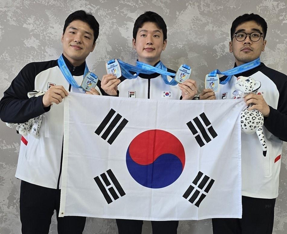 본문 이미지 - 아시아선수권 속사권총 단체전 금메달을 합작한 윤서영, 이재균, 홍석진(왼쪽부터). (대한사격연맹 제공)