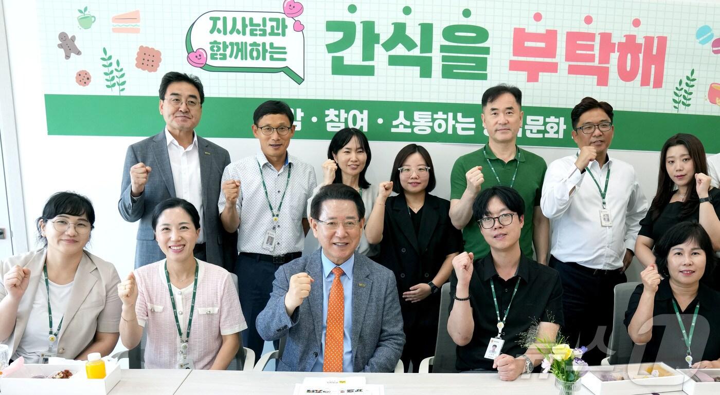 김영록 전라남도지사가 28일 오후 도청 도민행복소통실에서 직원들과 공감·참여·소통하는 공직문화 조성을 위해 열린 ‘간식을 부탁해’ 간담회를 갖고 기념촬영을 하고 있다.&#40;전남도 제공. 재판매 및 DB금지&#41; 2025.8.28/뉴스1 