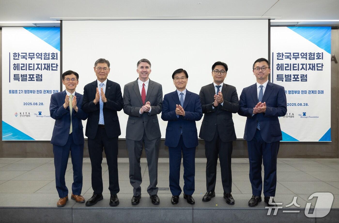 한국무역협회(KITA)와 헤리티지재단이 28일강남구 삼성동 트레이드타워에서 개최한 '한미 관계의 미래' 특별포럼에서 주요 참석자들이 기념 촬영을 하고 있다. (왼쪽부터) 장상식 한국무역협회 국제무역통상연구원장, 김기현 한국무역협회 국제협력본부장, 데릭 모건 헤리티지재단 부대표, 이혜민 한국외국어대학교 초빙교수, 허준영 서강대학교 교수, 앤서니 김 헤리티지재단 선임연구원(KITA 제공)