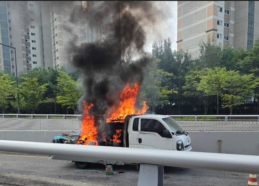 본문 이미지 - 세종 도로 보수 차량 화재. (세종소방본부 제공. 재판매 및 DB금지)