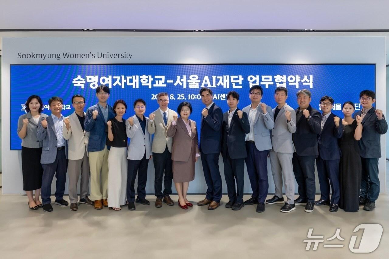 본문 이미지 - 문시연 숙명여대 총장(중앙 좌), 김만기 서울AI재단 이사장(우).(서울시 제공)