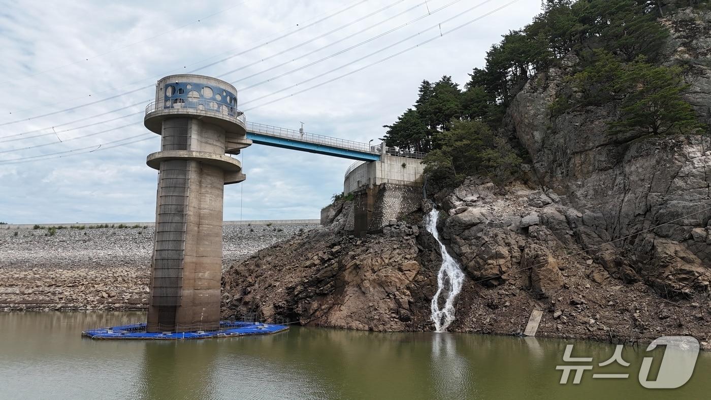강원 강릉 오봉저수지에 14억 원을 투입한 '구산농보 생활용수 확보사업'으로 확보한 남대천 하류 물이 저수지로 솓아지고 있다.(강릉시 제공, 재판매 및 DB 금지) 2025.8.28/뉴스1