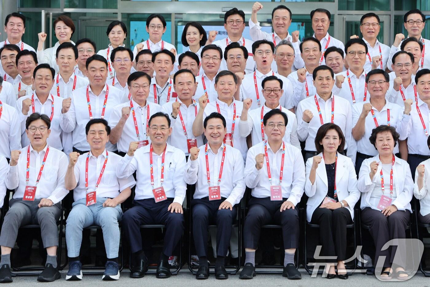 장동혁 대표를 비롯한 국민의힘 의원들이 28일 오후 인천 인천국제공항공사 인재개발원에서 열린 국민의힘 국회의원 연찬회에서 기념 촬영을 하고 있다. 2025.8.28/뉴스1 ⓒ News1 신웅수 기자