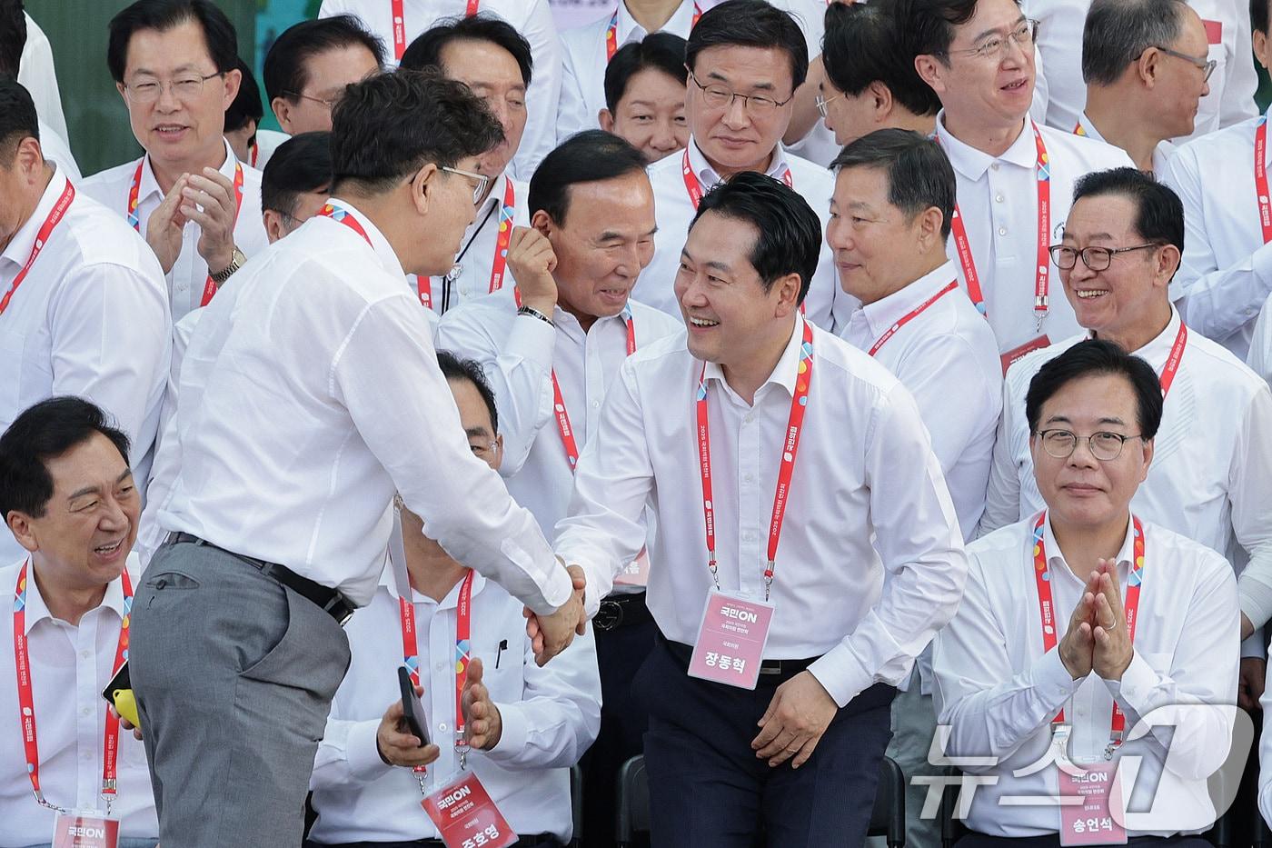 장동혁 국민의힘 대표와 권성동 의원이 지난달 28일 오후 인천 인천국제공항공사 인재개발원에서 열린 국민의힘 국회의원 연찬회에서 인사하고 있다. 2025.8.28/뉴스1 ⓒ News1 신웅수 기자