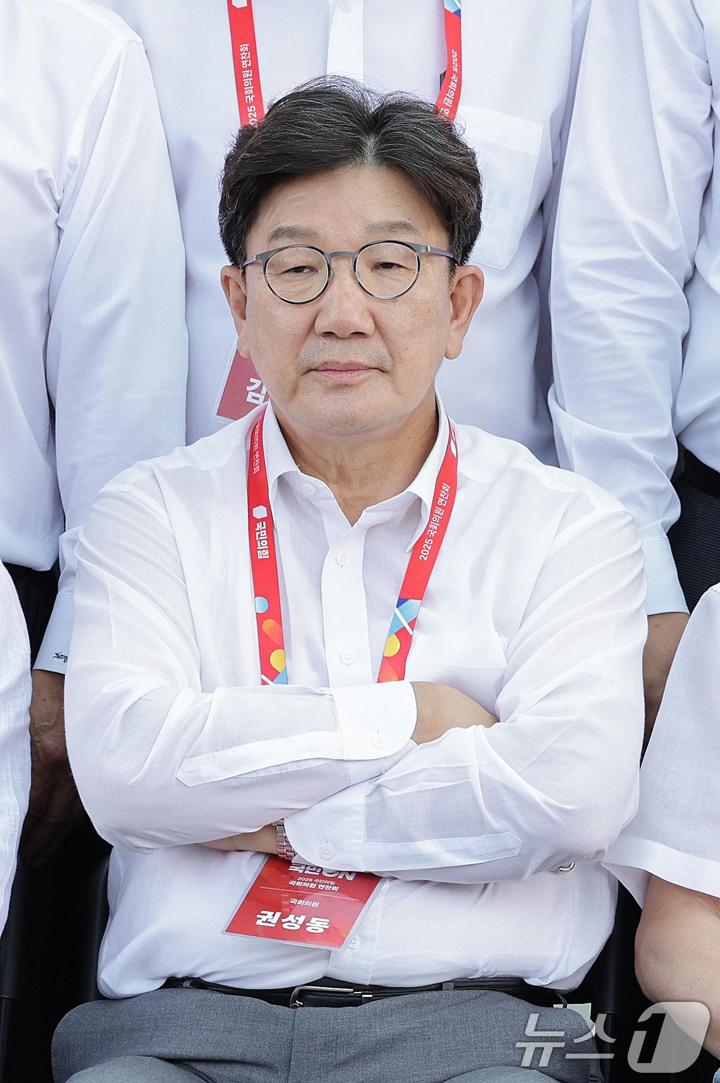 본문 이미지 - 권성동 국민의힘 의원이 28일 오후 인천 인천국제공항공사 인재개발원에서 열린 국민의힘 국회의원 연찬회에서 기념 촬영을 하고 있다. 2025.8.28/뉴스1 ⓒ News1 신웅수 기자