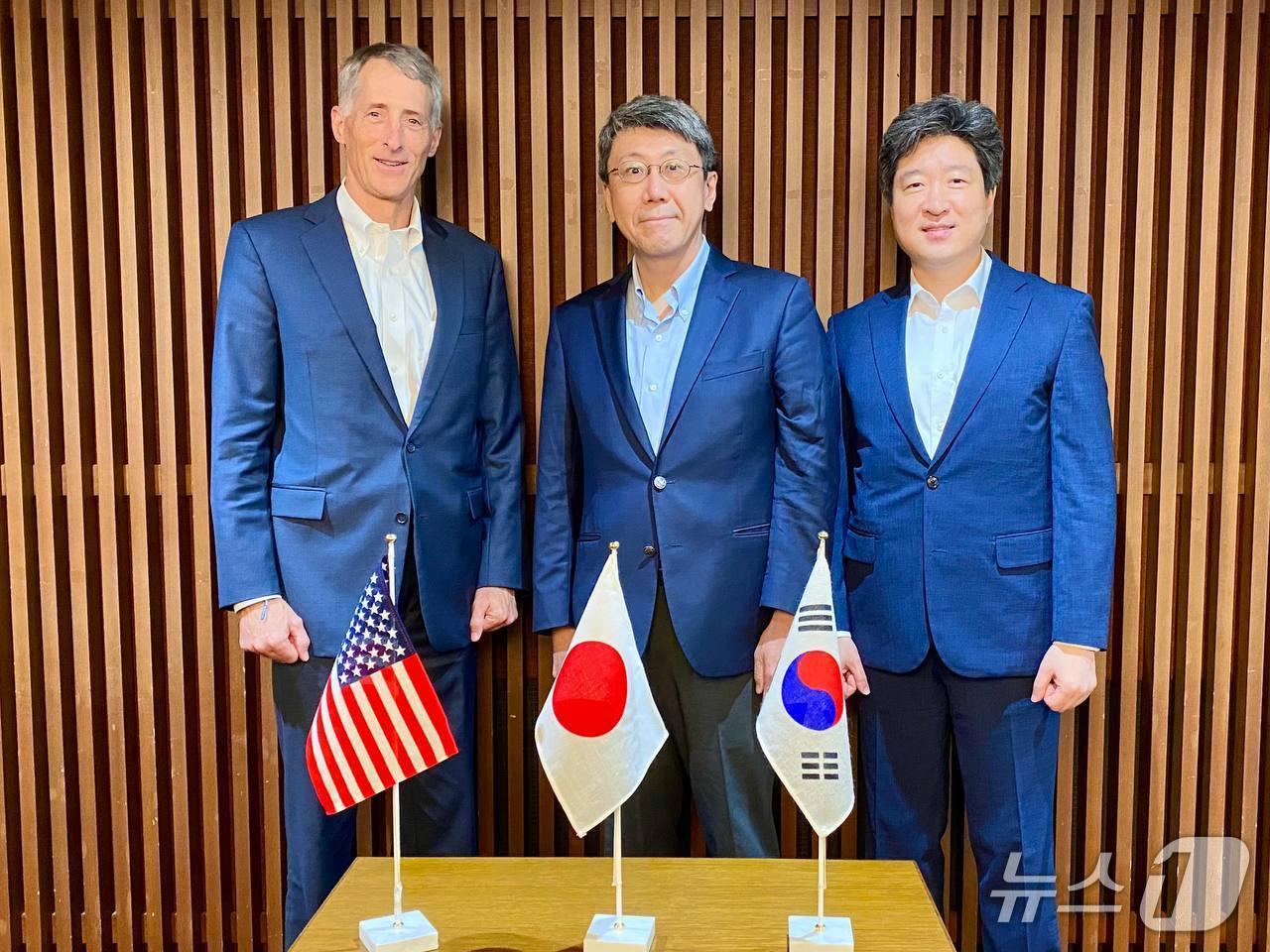 본문 이미지 - &#40;왼쪽부터&#41;조나단 프리츠 미국 국무부 동아태 수석부차관보, 오우코치 아키히로 일본 외무성 아시아대양주국 심의관, 이원우 외교부 북미국 심의관.&#40;외교부 제공&#41;