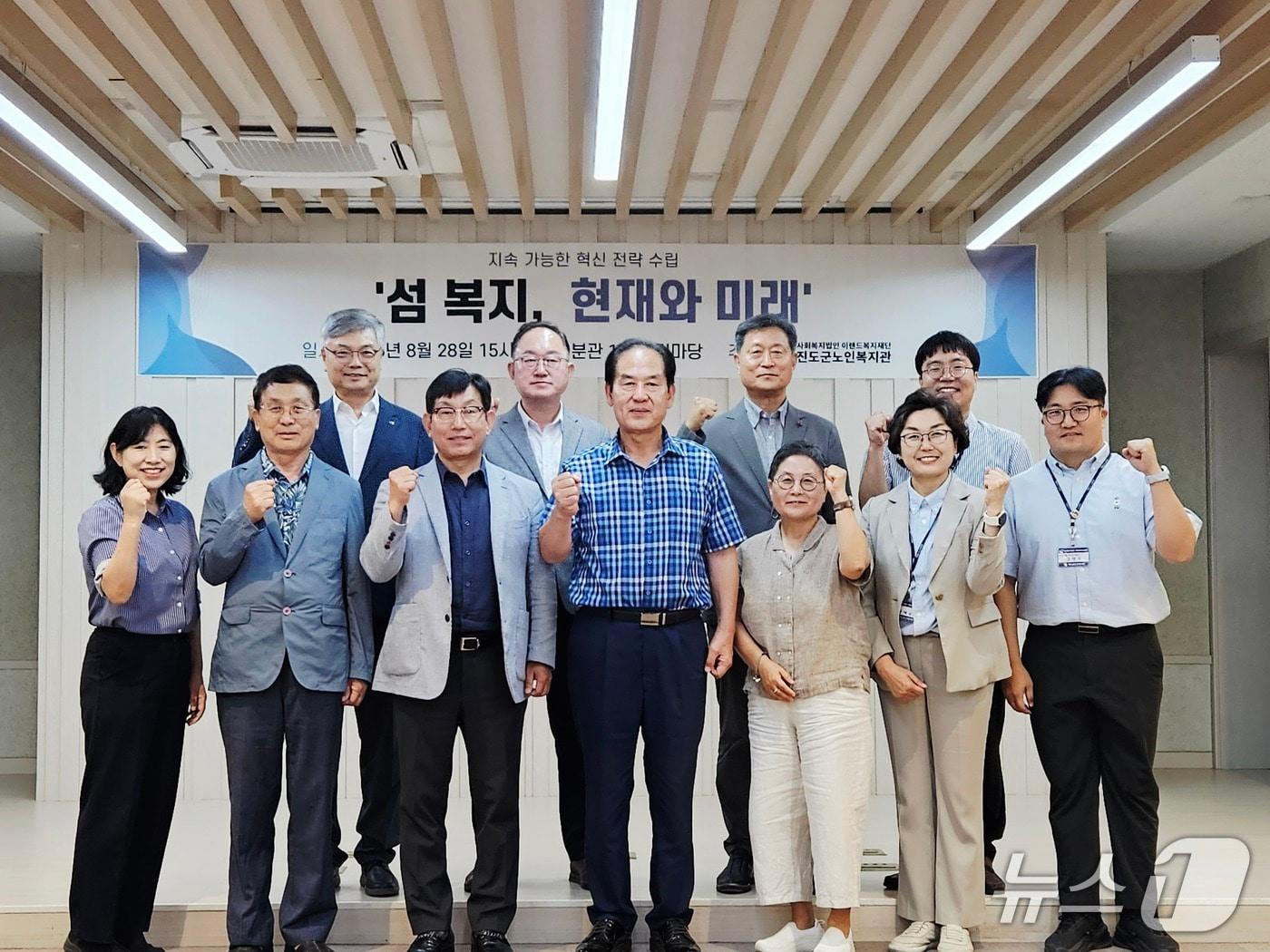 본문 이미지 - 진도군노인복지관에서 열린 간담회에서 김희수 군수&#40;앞줄 가운데&#41;를 비롯한 참석자들이 기념사진을 찍고 있다.&#40;진도군노인복지관 제공,재판매 및 DB 금지&#41;/뉴스1 