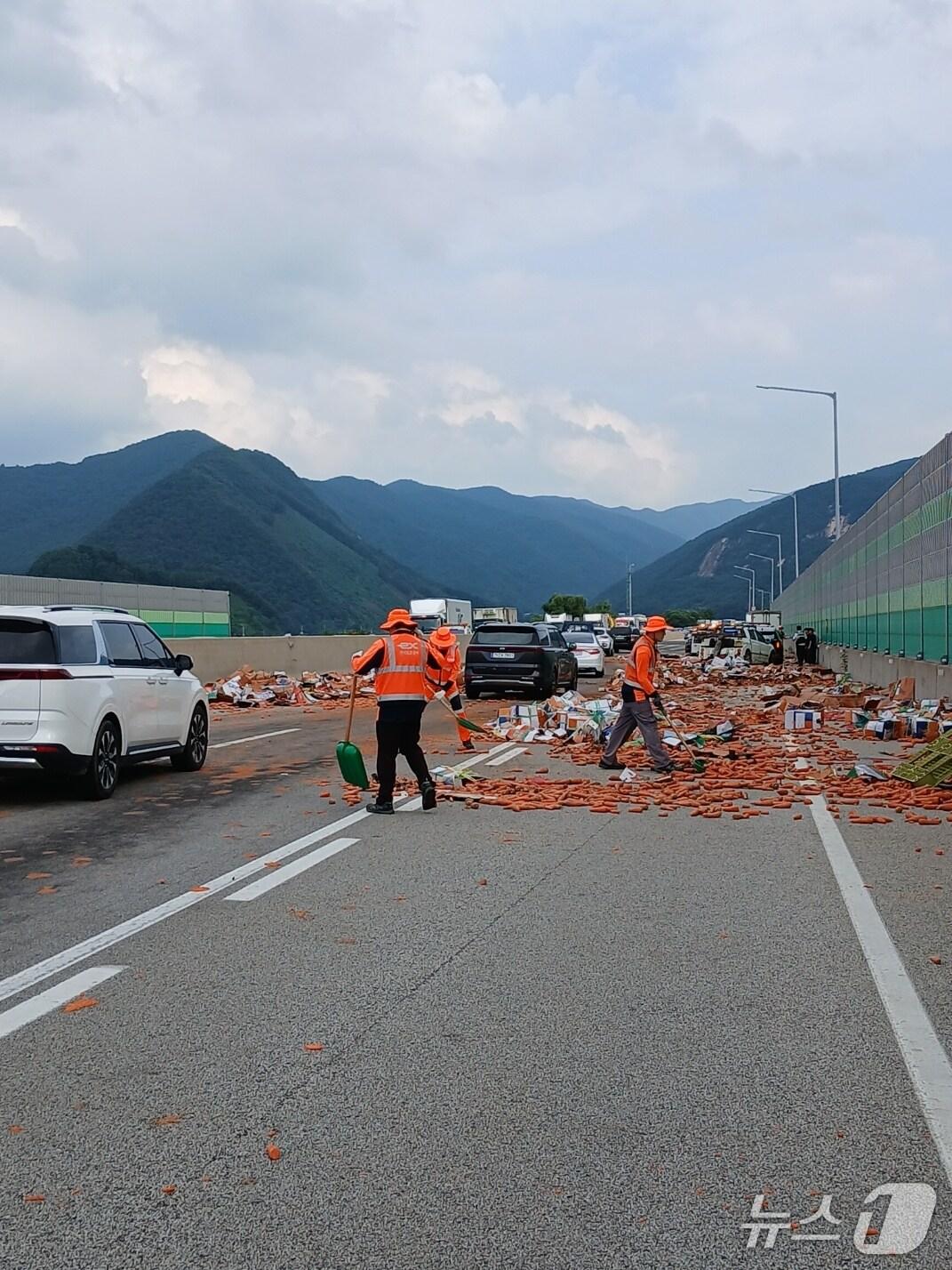 본문 이미지 - 28일 오후 3시 40분쯤 충북 괴산군 연풍면 중부내륙고속도로 양평방향 연풍IC 인근에서 A 씨(40)가 몰던 12톤 화물차가 중앙분리대를 들이받아 화물칸에 실려있던 당근이 도로에 쏟아져있다.(괴산소방서 제공. 재판매 및 DB금지)./뉴스1