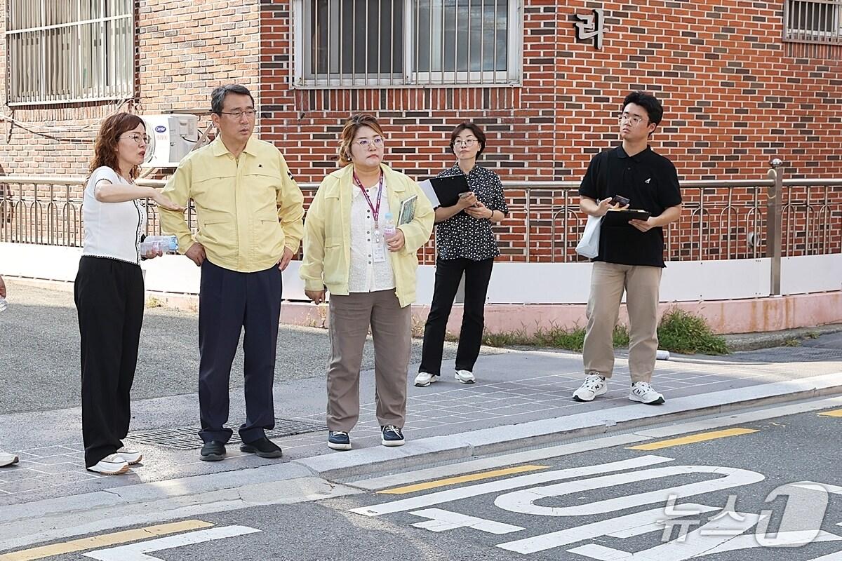 본문 이미지 - 강성태 수영구청장(왼쪽 2번째) 등이 스쿨존 안전 점검을 실시하고 있다.(부산 수영구 제공. 재판매 및 DB 금지)