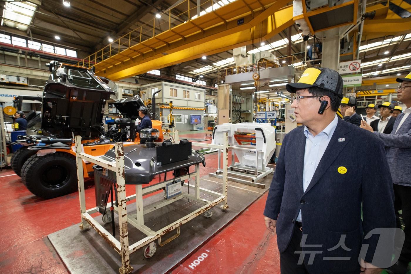 김성환 환경부 장관이 인천 동구 두산밥캣코리아 생산 공장을 방문하여 전기 지게차 생산과정을 살펴보고 있다. (환경부 제공. 재판매 및 DB 금지) 2025.8.28/뉴스1