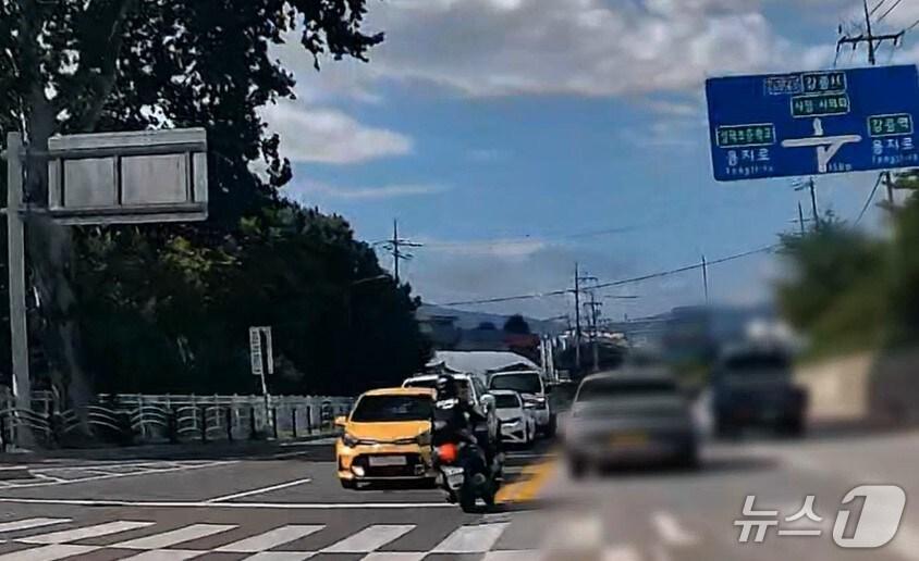 본문 이미지 - 교통법규를 위반하며 질주하는 오토바이.(강원경찰청 제공, 재판매 및 DB 금지) 2025.8.28/뉴스1