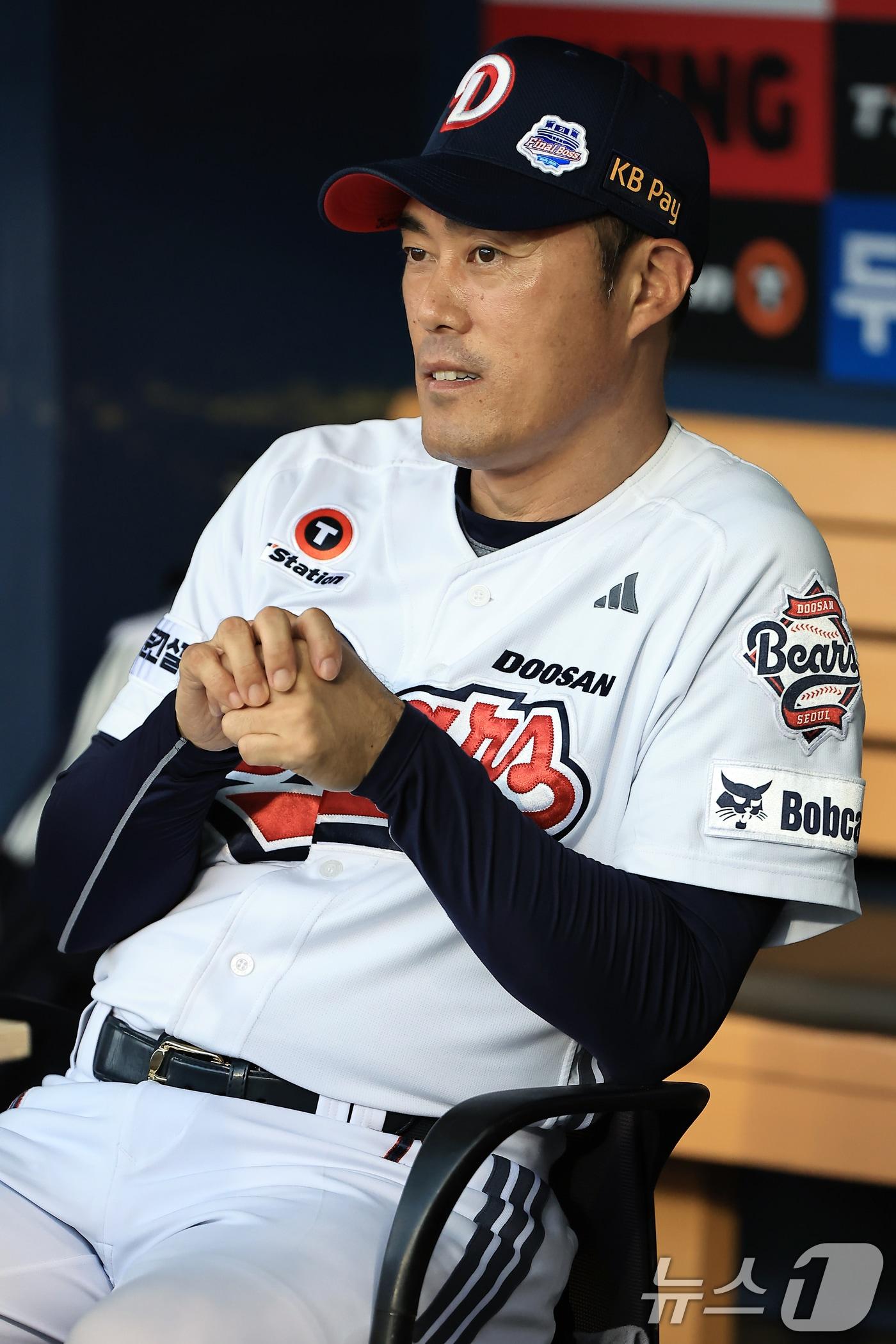 본문 이미지 - 조성환 두산 베어스 감독대행이 28일 오후 서울 송파구 잠실야구장에서 열린 프로야구 &#39;2025 신한 SOL뱅크 KBO 리그&#39; 삼성 라이온즈와 두산 베어스의 경기에서 그라운드를 바라보고 있다. 2025.8.28/뉴스1 ⓒ News1 박정호 기자