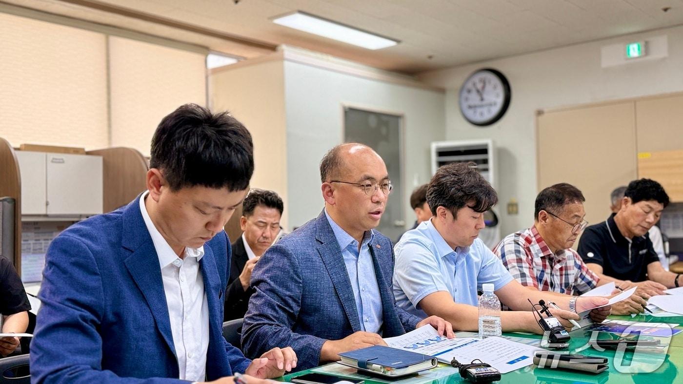 한전 중부발전 관계자들이 28일 군산시청 브리핑룸에서 기지간담회를 갖고 새만금 송전선로 건설계획에 대해 설명하고 있다.2025.8.28/뉴스1