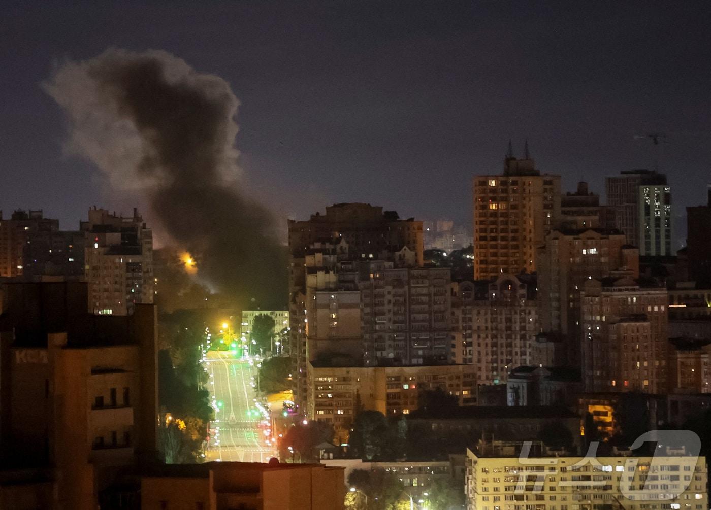 본문 이미지 - 지난 8월 28일&#40;현지시간&#41; 우크라이나 수도 키이우에서 러시아의 드론 공격으로 인한 불길이 치솟고 있다. 2025.08.28 ⓒ 로이터=뉴스1 ⓒ News1 이지예 객원기자