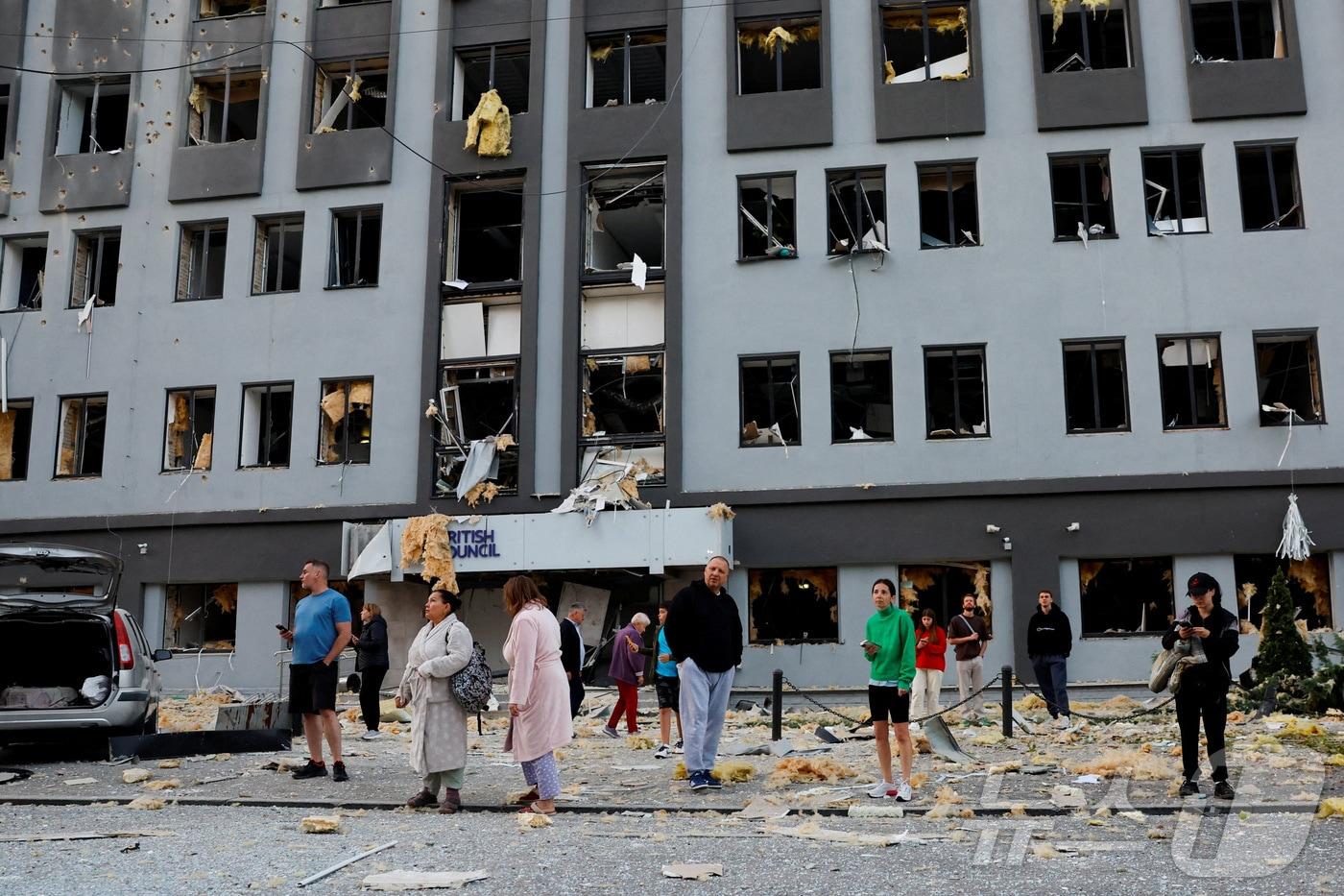 28일&#40;현지시간&#41; 러시아 공습으로 훼손된 우크라이나 수도 키이우의 영국문화원 앞에 시민들이 모여 있다. 2025.08.28. ⓒ 로이터=뉴스1 ⓒ News1 이지예 객원기자