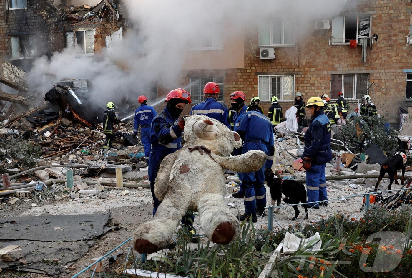 28일(현지시간) 우크라이나 수도 키이우에서 러시아 공습 이후 구조작업이 진행되고 있다. 2025.8.28. ⓒ 로이터=뉴스1 ⓒ News1 이지예 객원기자