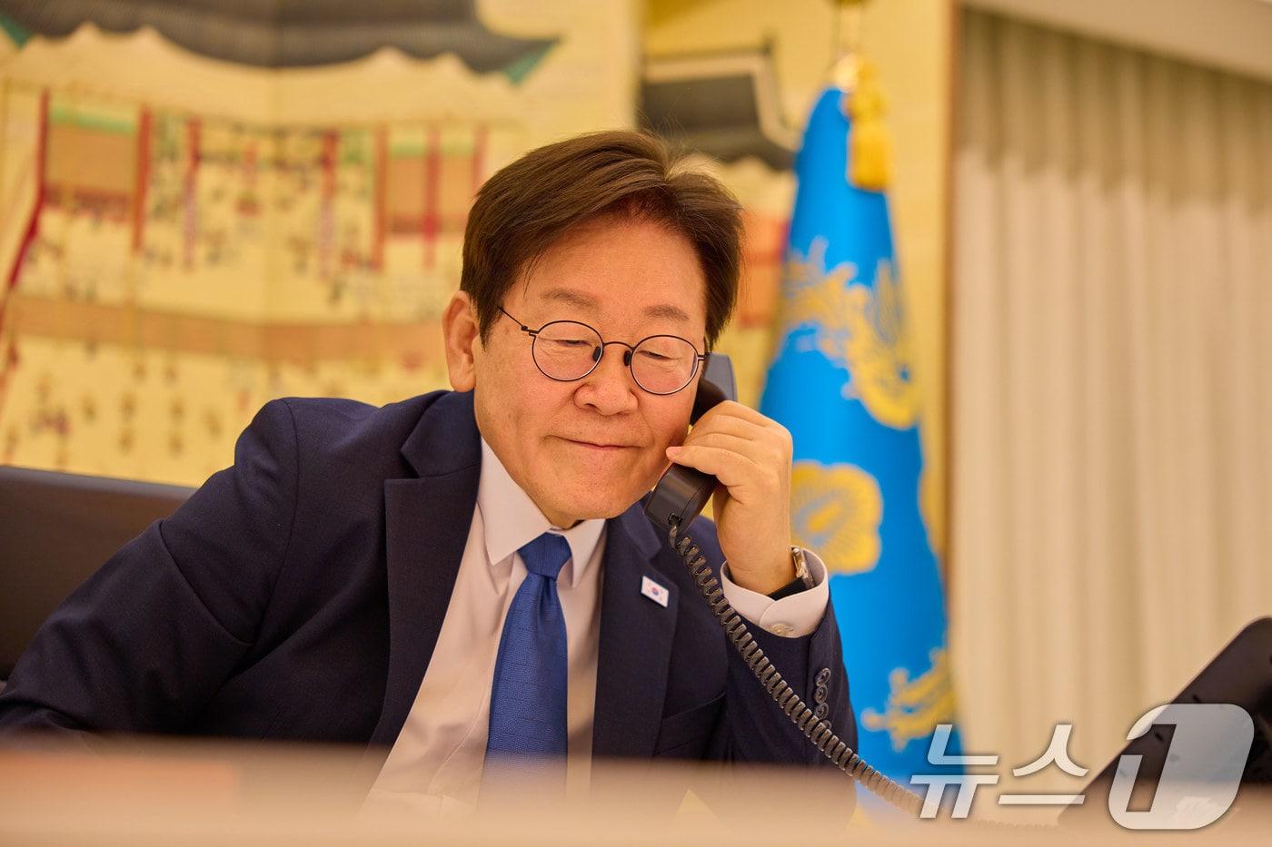 이재명 대통령이 28일 서울 한남동 관저에서 에모말리 라흐몬 타지키스탄 대통령과 통화를 하고 있다. &#40;대통령실 제공. 재판매 및 DB 금지&#41; 2025.8.28/뉴스1 ⓒ News1 이재명 기자