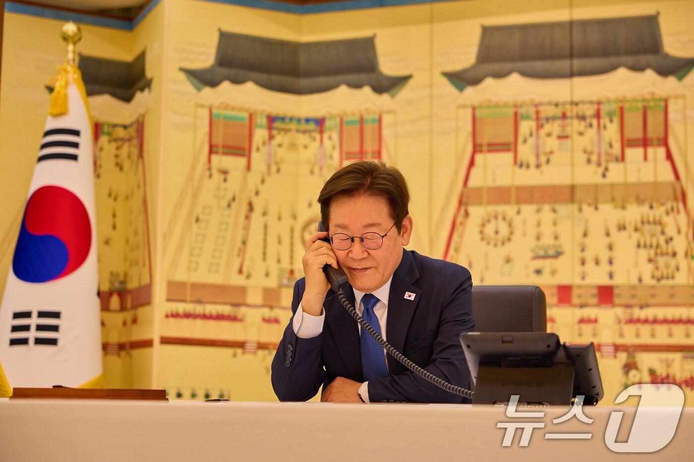 이재명 대통령이 28일 서울 한남동 관저에서 사디르 자파로프 키르기스스탄 대통령과 통화를 하고 있다. &#40;대통령실 제공. 재판매 및 DB 금지&#41; 2025.8.28/뉴스1 ⓒ News1 이재명 기자