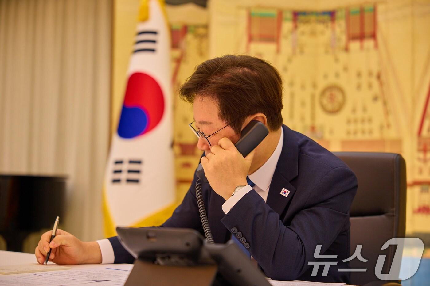 이재명 대통령이 28일 서울 한남동 관저에서 에모말리 라흐몬 타지키스탄 대통령과 통화를 하고 있다. &#40;대통령실 제공. 재판매 및 DB 금지&#41; 2025.8.28/뉴스1 ⓒ News1 이재명 기자