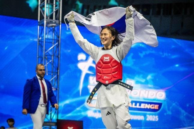 본문 이미지 - 이예지가 28일 열린 2025 세계태권도 그랑프리 챌린지 여자 49㎏급에서 금메달을 획득한 뒤 태극기를 들고 기뻐하고 있다. &#40;태권도진흥재단 제공&#41;