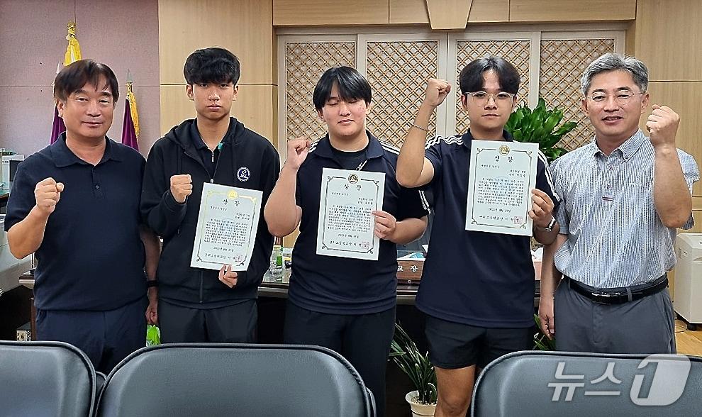 본문 이미지 - 길에 쓰러진 80대 노인을 구한 대구 군위고 2학년 학생 3명이 모범상을 받았다. (대구교육청 제공. 재판매 및 DB금지)