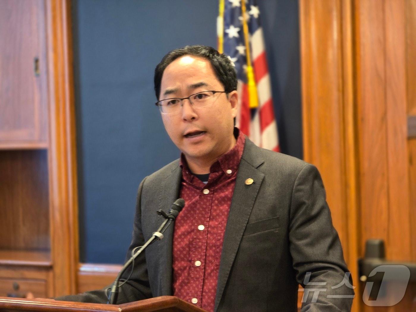 본문 이미지 - 한국계 첫 미 연방의회 상원의원인 앤디 김&#40;뉴저지, 민주&#41; 의원이 28일&#40;현지시간&#41; 미 워싱턴DC 의사당 건물에서 연 기자간담회에서 모두발언을 하고 있다. 2025.08.28. ⓒ News1 류정민 특파원