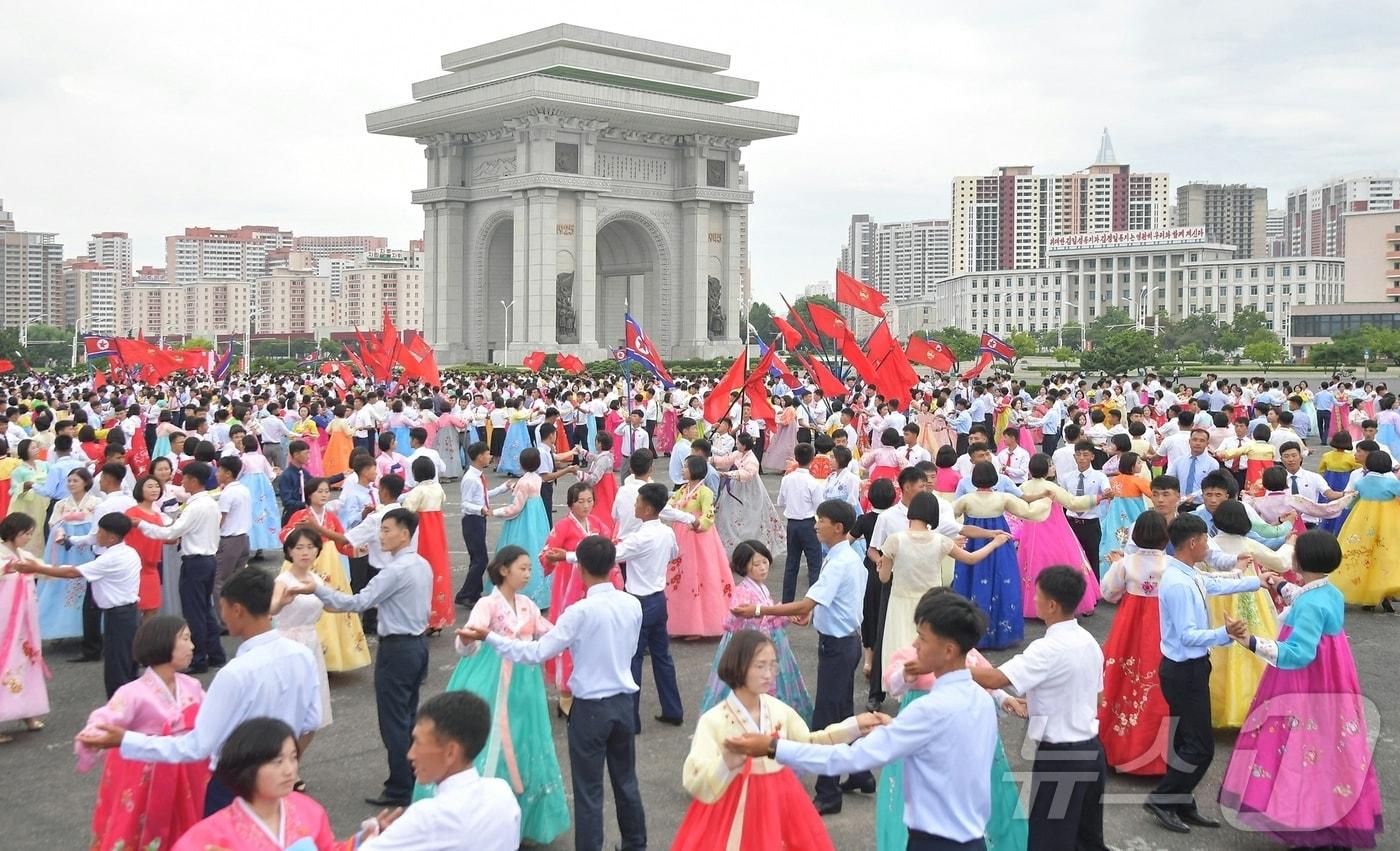 &#40;평양 노동신문=뉴스1&#41; = 북한 노동당 기관지 노동신문은 29일 수도 평양의 개선문광장, 평양체육관광장 등에서 28일 평양시청년학생들의 경축무도회가 진행됐다고 보도했다. [국내에서만 사용가능. 재배포 금지. DB 금지. For Use Only in the Republic of Korea. Redistribution Prohibited] rodongphoto@news1.kr