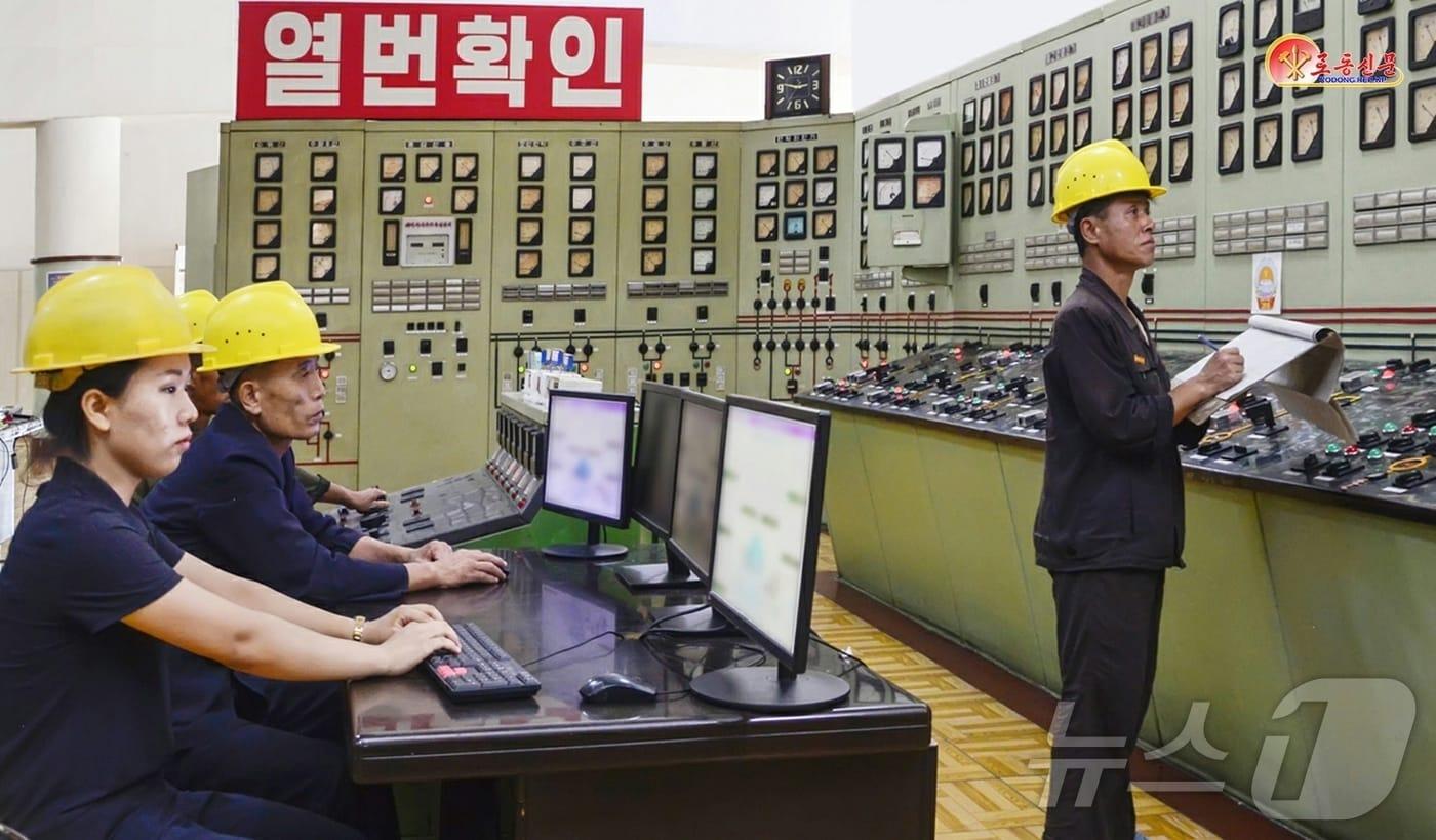 &#40;평양 노동신문=뉴스1&#41; = 북한 노동당 기관지 노동신문은 29일 수풍발전소에서 전력 설비들을 표준조작법의 요구대로 관리·운영해 나가고 있다고 보도했다. [국내에서만 사용가능. 재배포 금지. DB 금지. For Use Only in the Republic of Korea. Redistribution Prohibited] rodongphoto@news1.kr