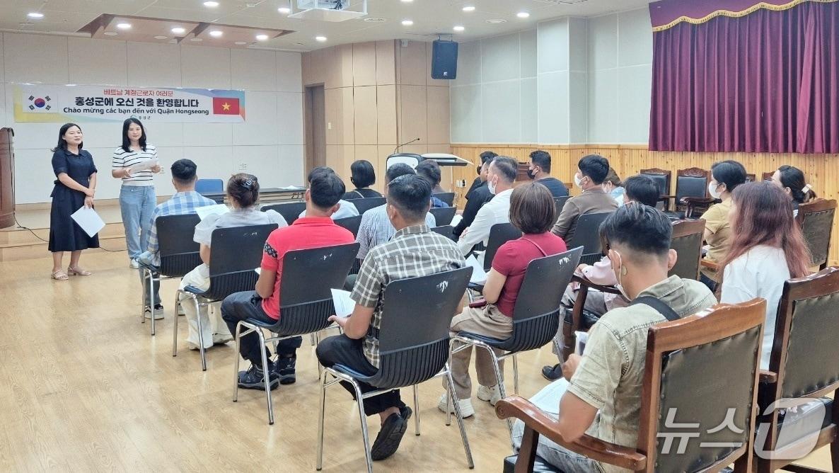 본문 이미지 - 홍성군은 지난 28일 인천공항을 통해 입국한 베트남 계절근로자 21명의 안전한 입국을 지원하고, 각 농가 고용주에게 배정했다. (홍성군 제공. 재판매 및 DB금지)2025.8.29/뉴스1