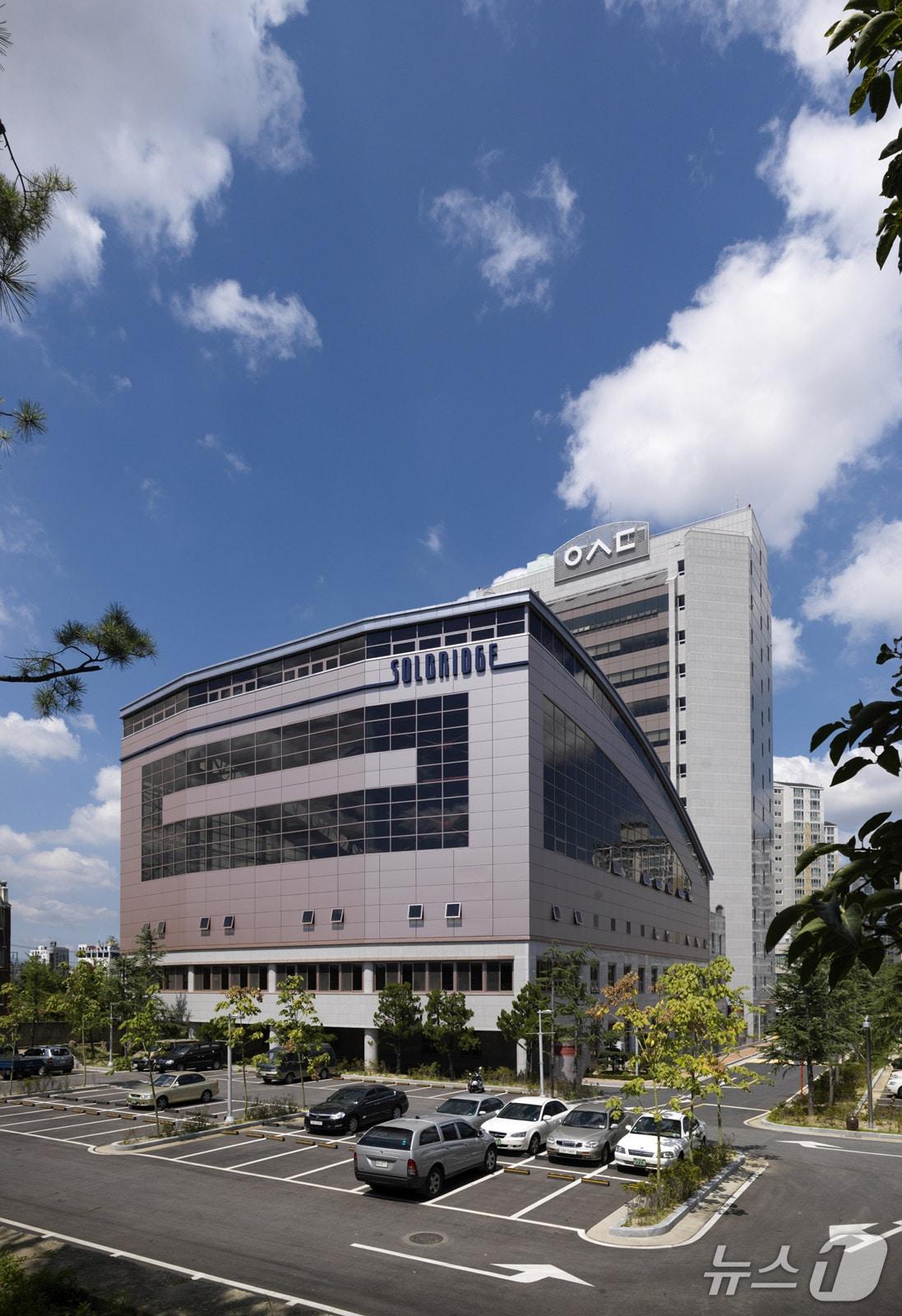 본문 이미지 -  솔브릿지국제경영대학은 2025 QS Global MBA Rankings에서 국내 대학 중 3위를 차지했고, 에듀유니버설&#40;Eduniversal&#41; 선정 ‘2024년 세계 1000대 비즈니스 스쿨’에 이름을 올리며 영예로운 3팜즈 어브 엑설런스&#40;3Palmes of Excellence&#41;’를 획득했다. &#40;우송대 제공.재판매 및 DB금지&#41;/뉴스1