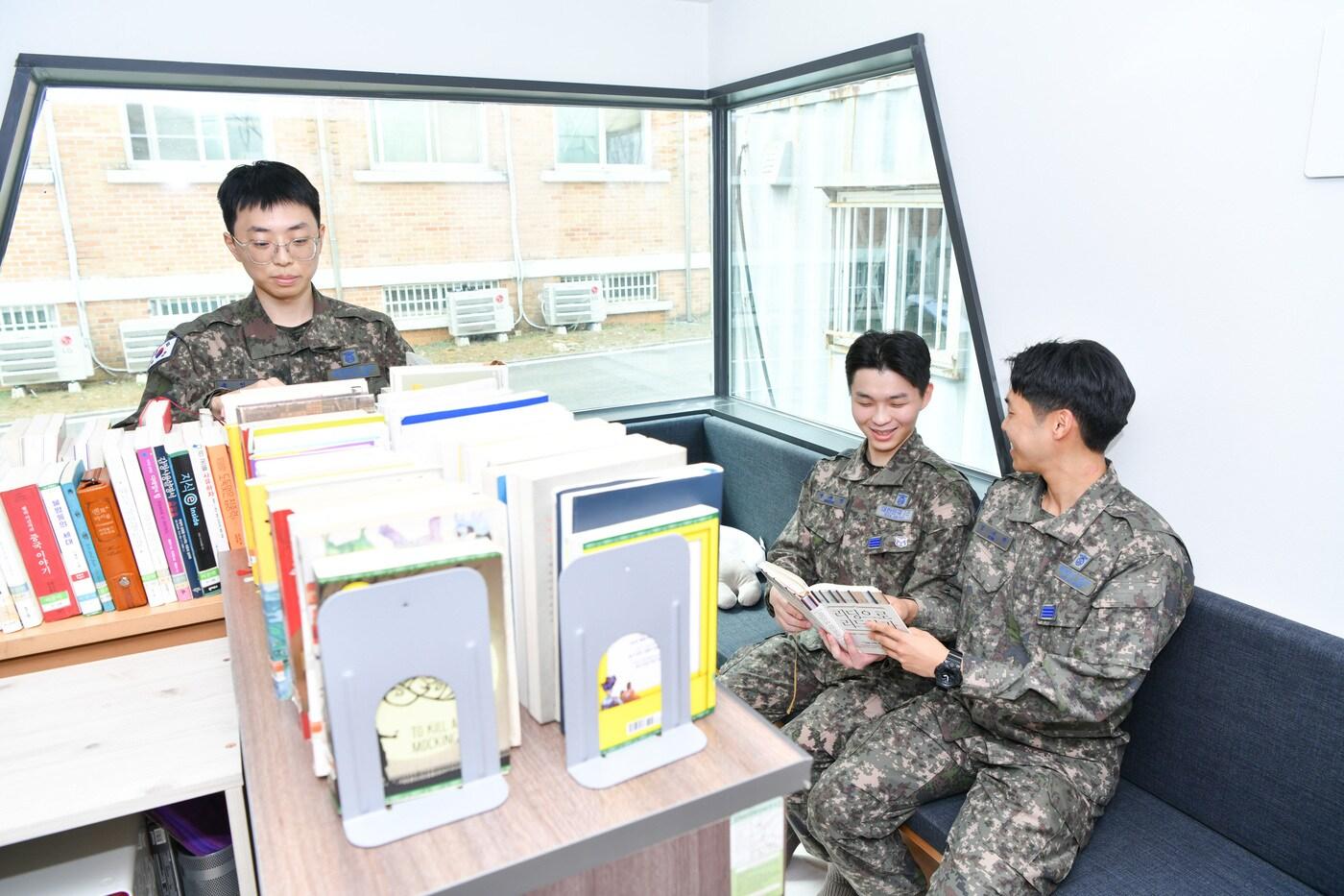 지난 3월 공군 8930부대에 개관한 _청춘책방_ 12호점에서 장병들이 시간을 보내고 있다.롯데지주 제공&#41;. 