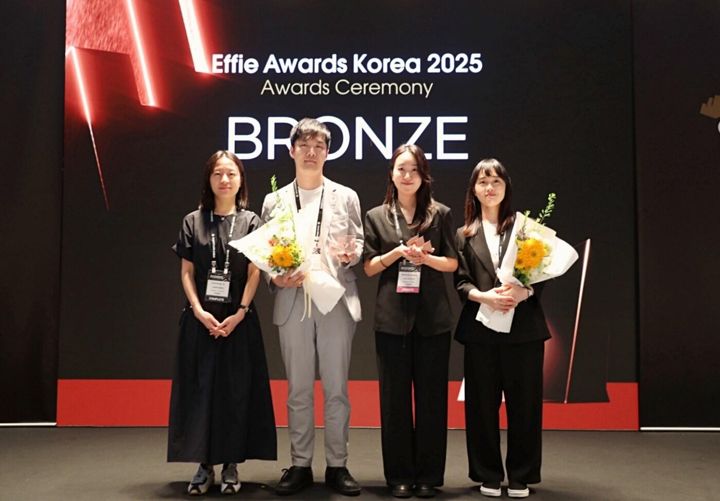 이승기 롯데웰푸드 IMC팀 매니저(가운데 왼쪽), 황보송 롯데웰푸드 IMC팀 담당(가운데 오른쪽)이 '행복한 몽쉘' 캠페인 에피 어워드 동상을 수상하고 있다.(롯데웰푸드 제공)