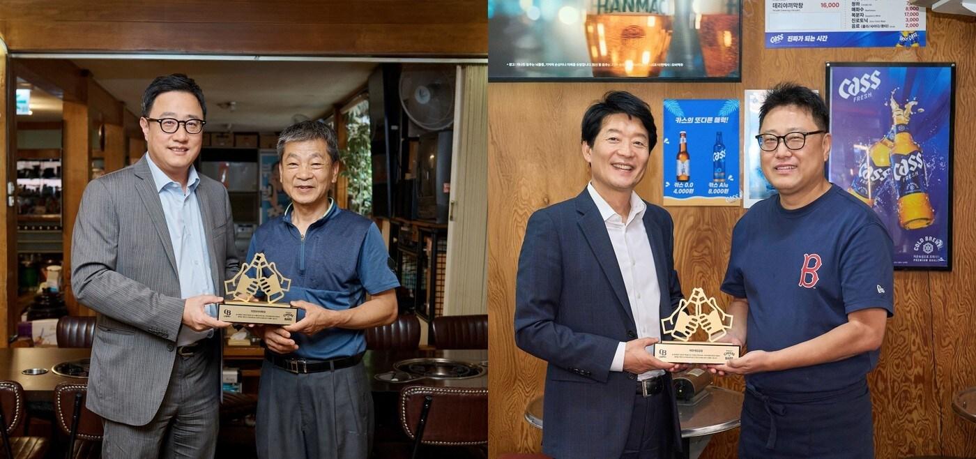 (왼쪽)오비맥주 구자범 수석부사장과 서울 강남구 삼성동 '의정부부대찌개' 김태문 사장, (왼쪽)김병훈 오비맥주 영업 부사장과 서울 강남구 논현동 '이모네왕곱창' 김대중 사장(오비맥주 제공)