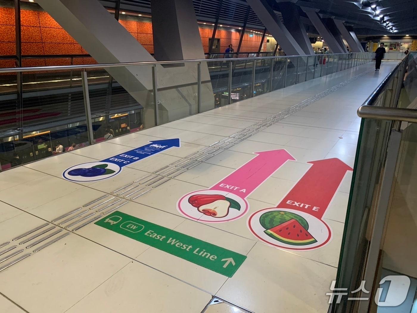 본문 이미지 - 싱가포르 지하철 유니버설디자인 트렌드 리포트 선정 사례.(서울시 제공)