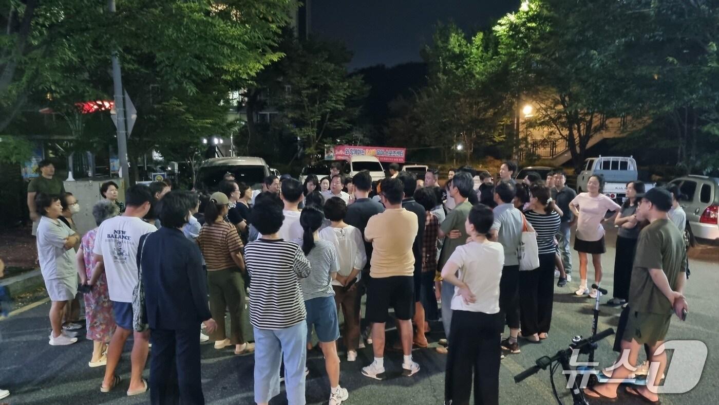 지난 28일 광주 남구 효천지구에서 김병내 남구청장이 주민들에게 악취 관련한 내용을 설명하고 있다.&#40;광주 남구 제공. 재판매 및 DB 금지&#41;