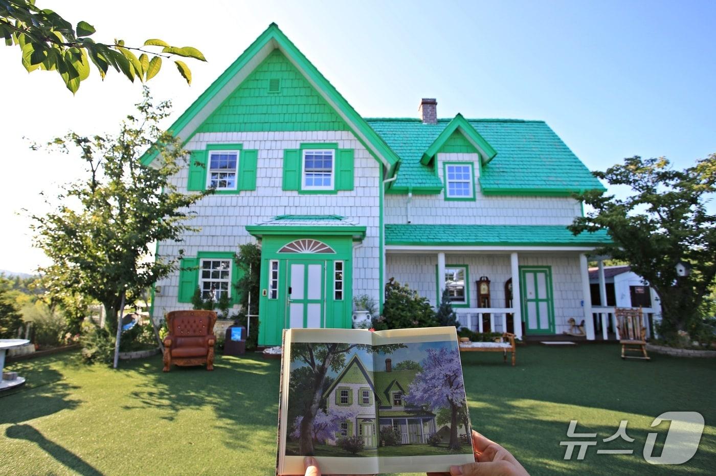 애니메이션 속 초록 지붕 집을 그대로 재현한 강원 고성 앤트리카페&#40;한국관광공사 제공&#41;