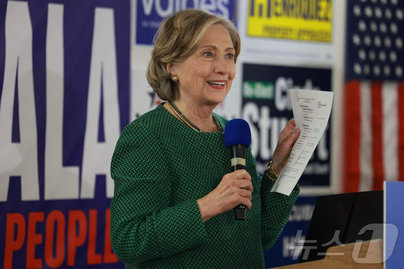 2024년 11월 2일(현지시간) 힐러리 클린턴 전 국무장관이 미국 플로리다주 탬파에서 열린 카멀라 해리스 부통령의 투표 독려 행사에 참석한 모습. 2024.11.2. ⓒ AFP=뉴스1 ⓒ News1 윤다정 기자