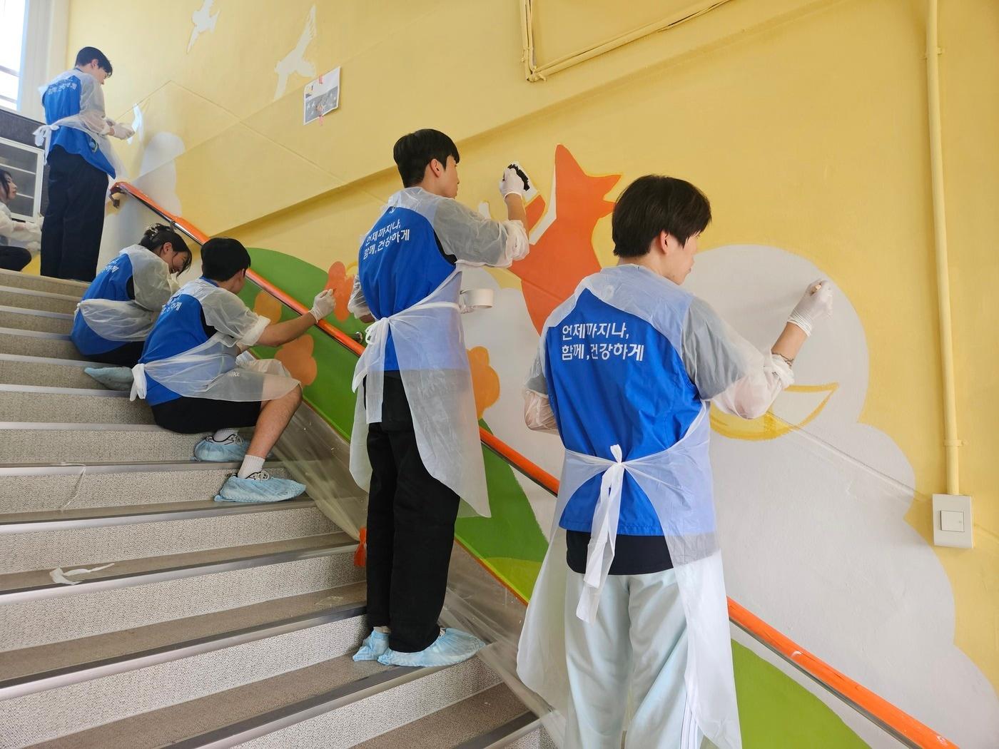 본문 이미지 - 동아소시오그룹 신입사원들이 벽화를 그리고 있다. /동아쏘시오그룹 제공