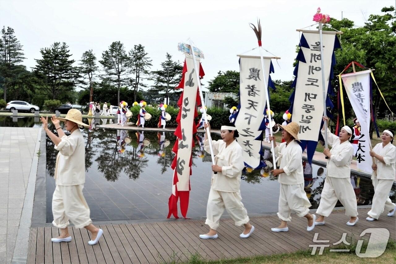 본문 이미지 - 제천전통예술단의 지난해 '의림지 농부들의 백중놀이' 모습.(제천전통예술단 제공. 재판매 및 DB금지)./뉴스1  