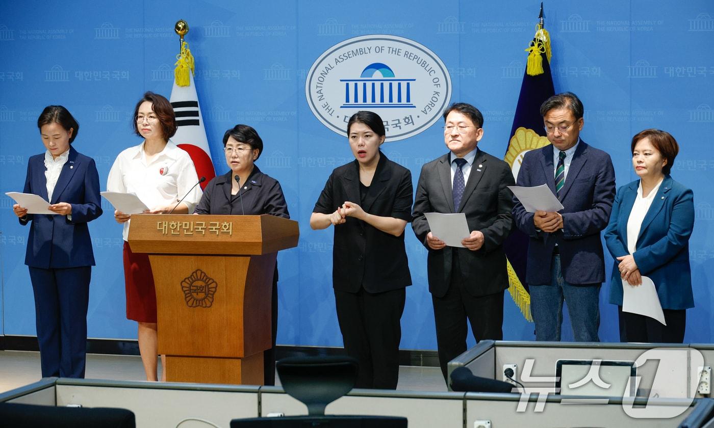 김선민 당대표 권한대행을 비롯한 조국혁신당 의원들이 29일 오전 서울 여의도 국회 소통관에서 '반헌법행위조사특별위원회 설치·운영에 관한 특별법안' 발의 기자회견을 하고 있다. 왼쪽부터 이해민, 백선희, 김선민, 차규근, 신장식, 정춘생 의원. 2025.8.29/뉴스1 ⓒ News1 안은나 기자