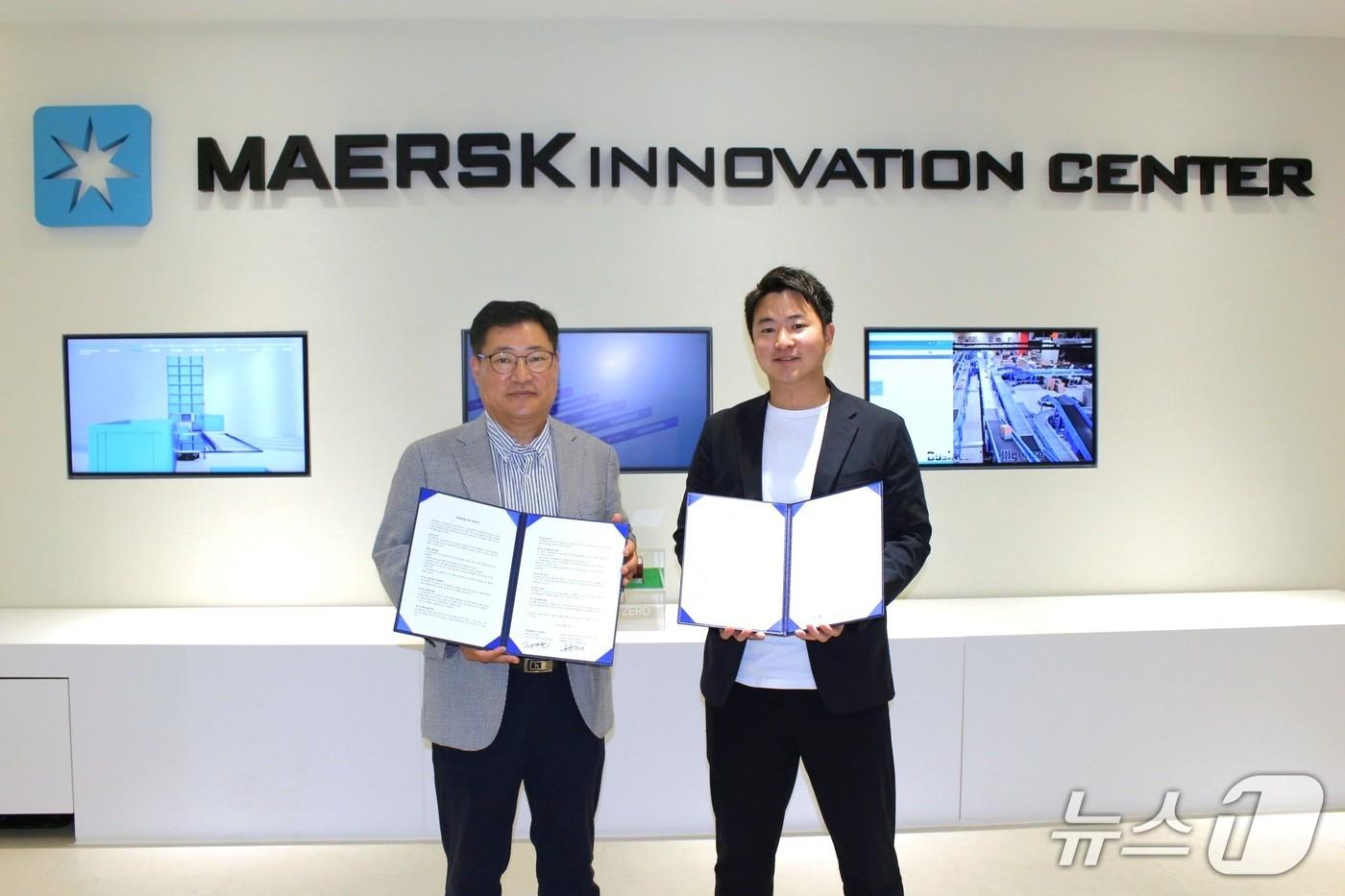 28일 경기도 여주시 이노베이션 센터에서 진행한 '한국네트웍스 머스크 전략적 업무협약식'에서 한국네트웍스 조영민 대표(사진 왼쪽)와 머스크 쿠라사코 켄토 대표가 기념촬영을 하고 있다. (한국앤컴퍼니 제공)