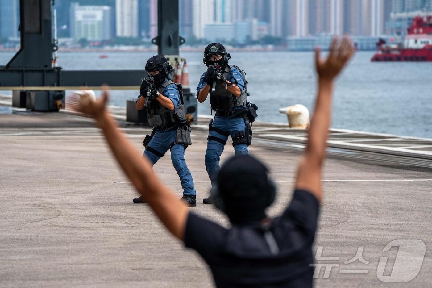 28일 홍콩에서 진행된 부서 간 대테러 훈련에서 대테러 대응부대(CTRU) 경찰관들이 테러리스트 역할을 맡은 참가자에게 총을 겨누고 있다. 2025.8.28 ⓒ AFP=뉴스1 ⓒ News1 정은지 특파원