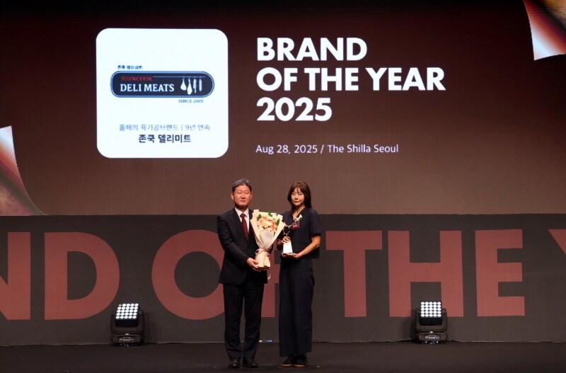 본문 이미지 - 존쿡 델리미트, '2025 올해의 브랜드 대상' 육가공 브랜드 부문 대상을 수상한 손주라 브랜드 사업팀 팀장(우) / 사진=존쿡 델리미트 제공