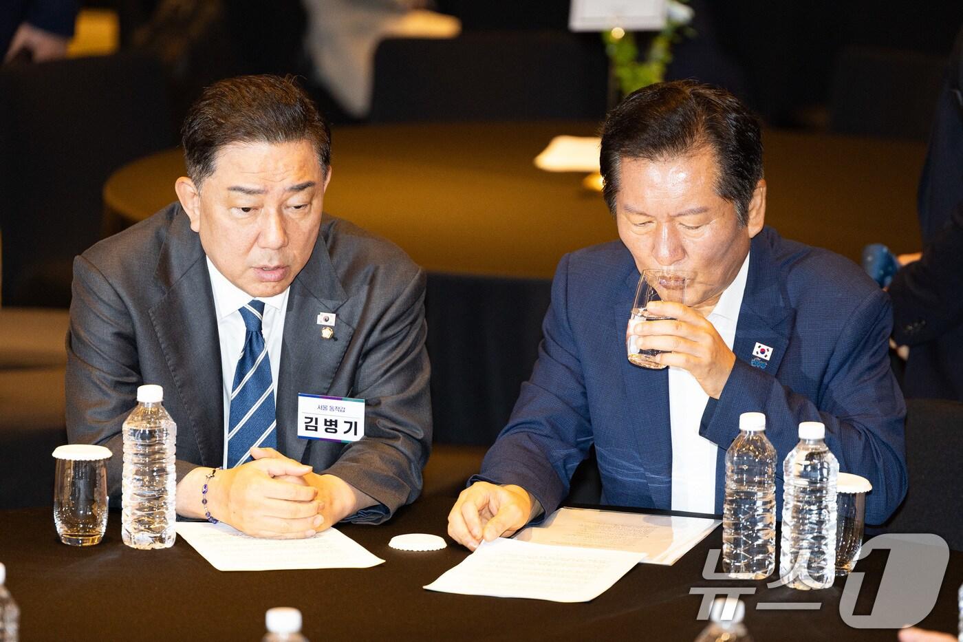 정청래 더불어민주당 대표와 김병기 원내대표가 29일 인천 중구 파라다이스시티 컨벤션센터에서 열린 2025 정기국회 더불어민주당 국회의원 워크숍에서 대화하고 있다. 2025.8.29/뉴스1 ⓒ News1 유승관 기자